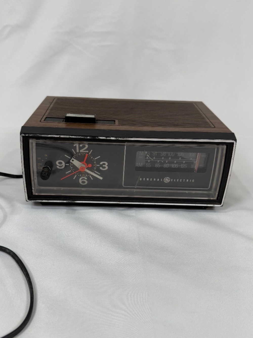 Vintage GE Faux Woodgrain AM/FM Clock Radio Alarm Snooze Retro Decor